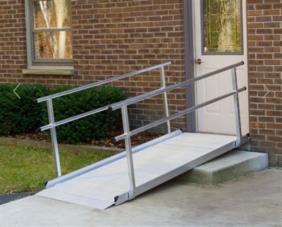 Les rampes en fauteuil roulant ont-elles besoin de mains courantes?